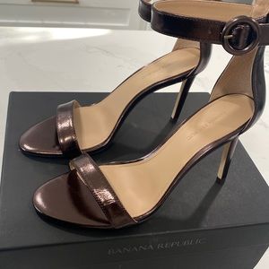 NEW Bronze strap heels with buckle